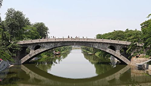 趙州橋 又稱 安濟(jì)橋 ,距今已有千年歷史,傳說(shuō)橋上有仙跡